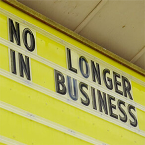Yellow business sign with black letters spelling out "no longer in business"